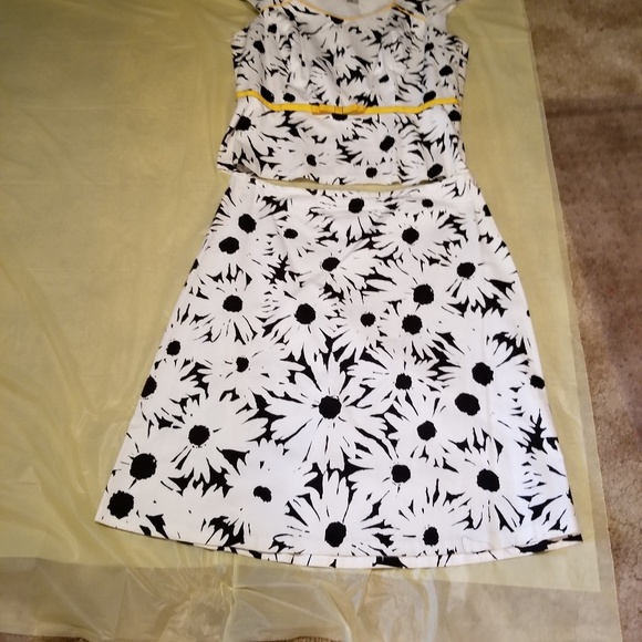 Dresses - Picture 2 of 8